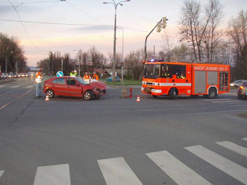 V křižovatce ulic Rudné a Vratimovské srazila dvě vozidla Volkswagen Passat a Renault Megane. V péči záchranářů skončila zraněná žena.