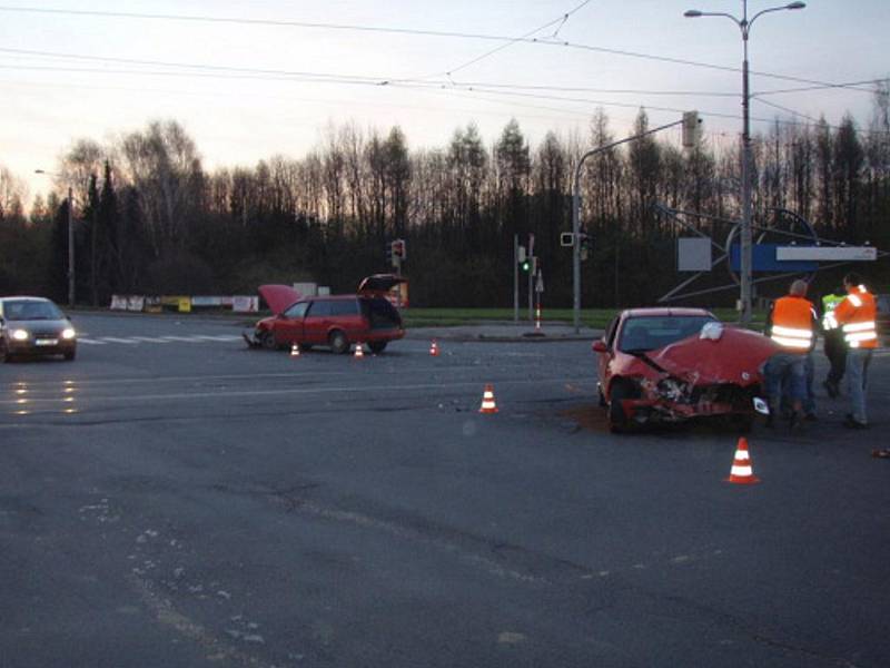 V křižovatce ulic Rudné a Vratimovské srazila dvě vozidla Volkswagen Passat a Renault Megane. V péči záchranářů skončila zraněná žena.