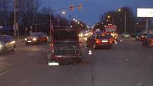 V křižovatce ulic Rudné a Vratimovské srazila dvě vozidla Volkswagen Passat a Renault Megane. V péči záchranářů skončila zraněná žena.