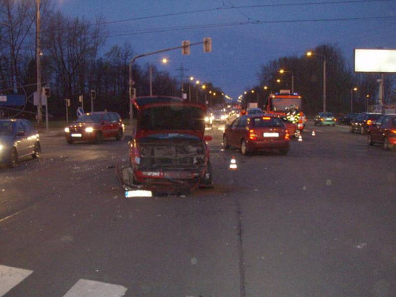 V křižovatce ulic Rudné a Vratimovské srazila dvě vozidla Volkswagen Passat a Renault Megane. V péči záchranářů skončila zraněná žena.