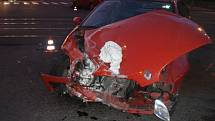 V křižovatce ulic Rudné a Vratimovské srazila dvě vozidla Volkswagen Passat a Renault Megane. V péči záchranářů skončila zraněná žena.