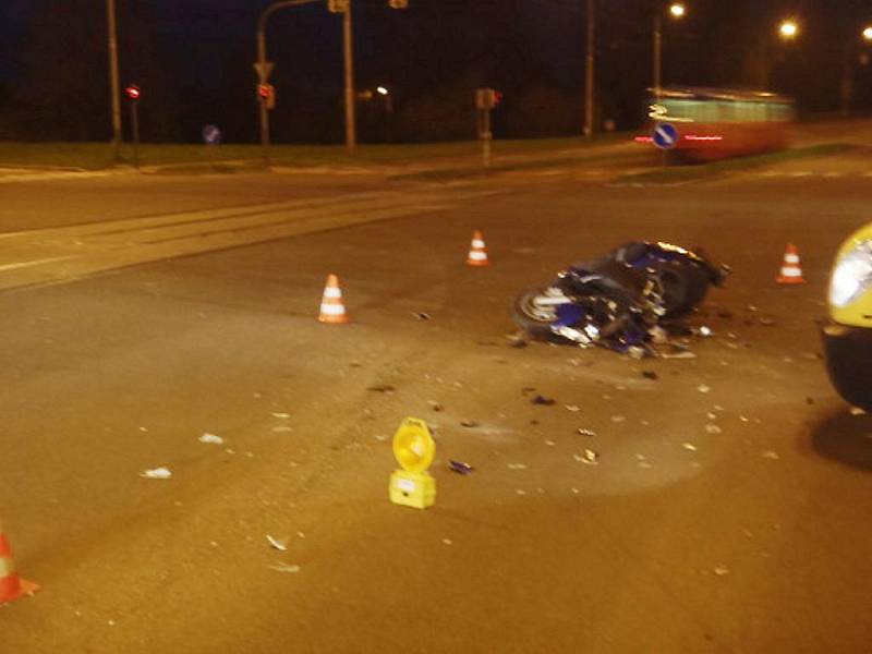 V křižovatce ulic Rudné a Závodní v Ostravě-Vítkovicích se střetly osobní vozidlo s motocyklem. Nehoda si vyžádal jedno zranění. 