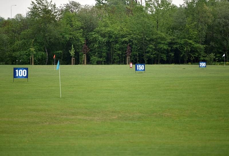 GOLF PARK LHOTKA nabízí cvičnou louku s odpališti zvanou driving range, chipping green pro rány z terénu, cvičné jamkoviště (putting green), zmenšený adventure golf s překážkami a kavárnu. 