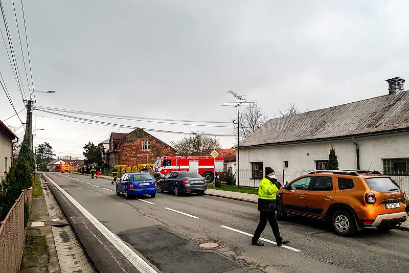 Policejní zásah a uzavřená Paskovská ulice v Hrabové kvůli požáru domu, v jehož útrobách se nacházela ostrá munice. Museli být evakuováno lidé z pěti rodinných domků, 17. dubna 2021 v Ostravě.