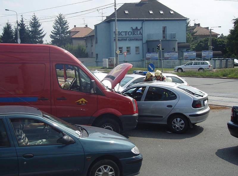 Nehoda tří vozidel, která se v úterý odpoledne stala na frekventované křižovatce ulic Rudné a Závodní v Ostravě