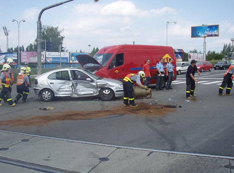 Nehoda tří vozidel, která se v úterý odpoledne stala na frekventované křižovatce ulic Rudné a Závodní v Ostravě