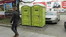 Pár mobilních toalet pro malou i velkou potřebu, nová atrakce na Stodolní ulici, populární zóně zábavní Ostravy, kde se to snaží žít koronavirus nekoronavirus. Květen 2021.