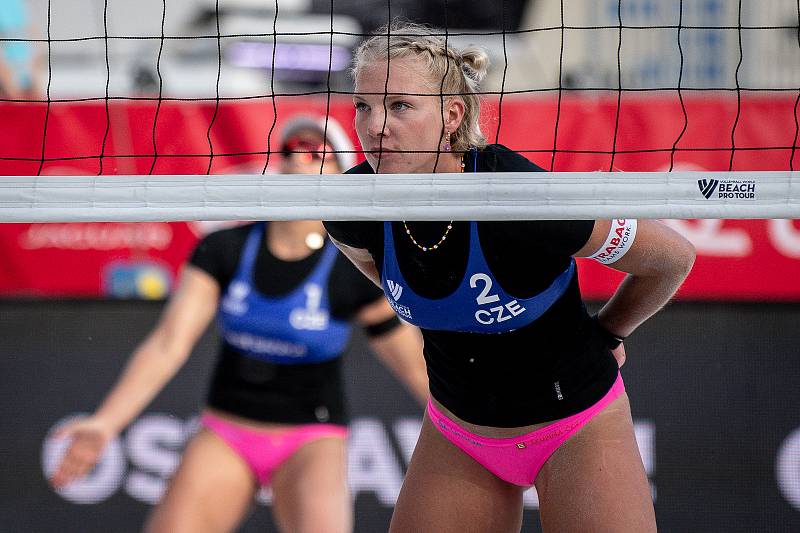 Turnaj Pro Tour kategorie Elite v plážovém volejbale J&T Banka Ostrava Beach Pro, 26. května 2022 v Ostravě. (zleva) Barbora Hermannová a Marie-Sara Štochlová z České republiky.