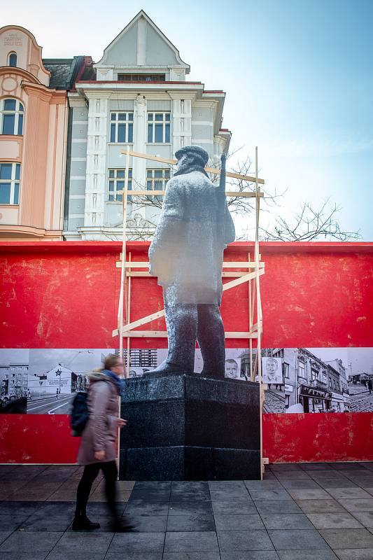 Na Masarykovo náměstí se dočasně vrátil i zasmušilý hlídač - milicionář, 14. listopadu 2019 v Ostravě.