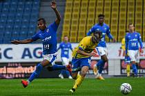 5. kolo FORTUNA:LIGA, FK Teplice - FC Baník Ostrava, 26. září 2019 v Teplicích. Dyjan Carlos De Azevedo z FC Baník Ostrava a Alois Hyčka z FK Teplice