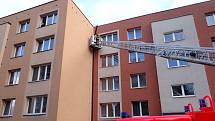 V ulici Karpatské v Ostravě-Zábřehu hasiči odstraňovali uvolněný plech. 