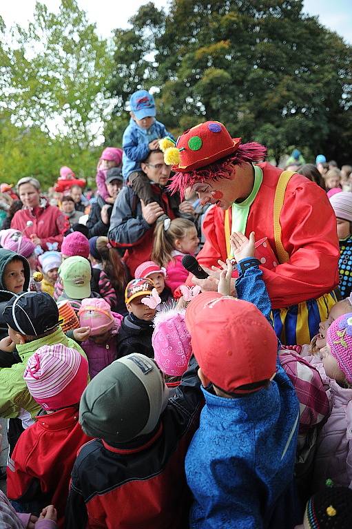 Desítky malých dětí přišly ve středu vpodvečer v doprovodu rodičů ke kruhovému objezdu na porubské Hlavní třídě. 