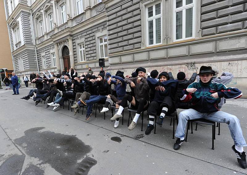 Zahájení prodeje předplatného na příští sezonu Národního divadla moravskoslezského (NDM) zpestřila ukázka z nové baletní féerie U2 – You Too... pod širým nebem.