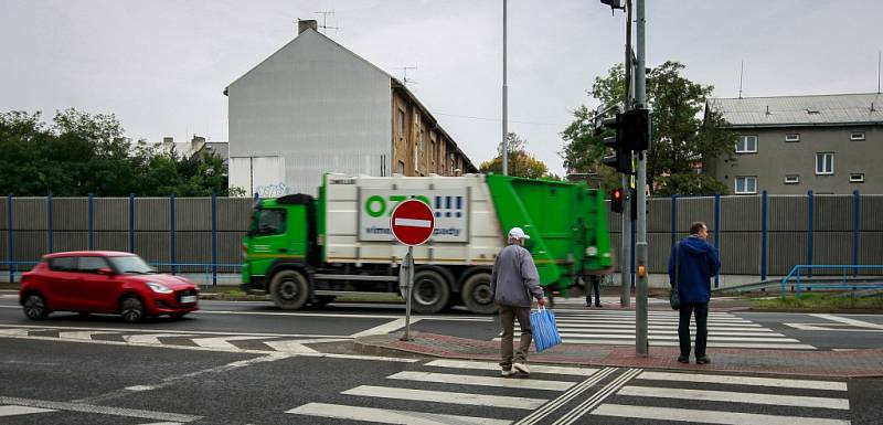 V těchto místech došlo ve čtvrtek ráno k další vážné dopravní nehodě. Brzdná dráha ukazuje, že řidička začala brzdit až těsně před přechodem. 