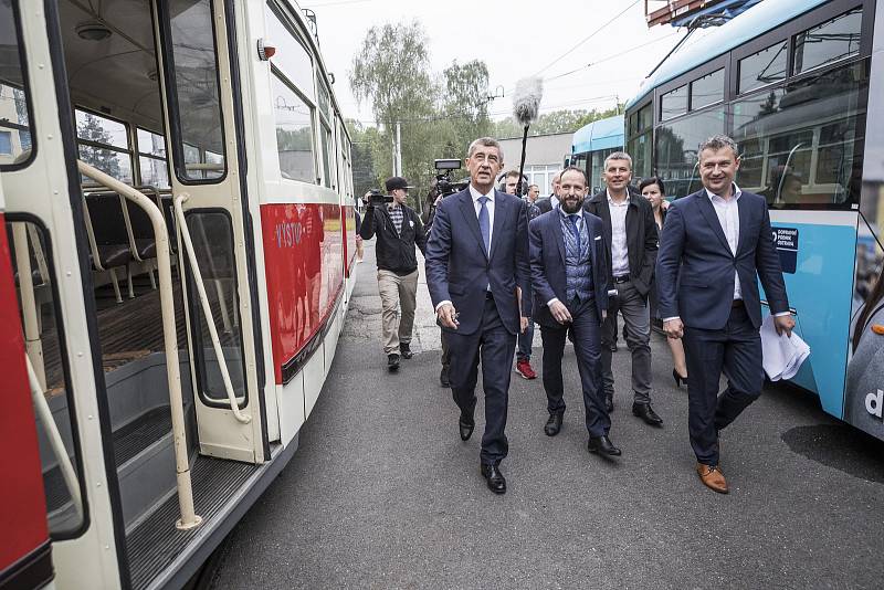Premiér ČR Andrej Babiš navštívil v pátek 17. května Moravskoslezský kraj. Jeho inspekční den začal v Dopravním podniku Ostrava.