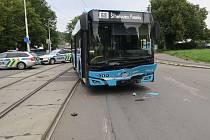 Poškozený autobus po nehodě.