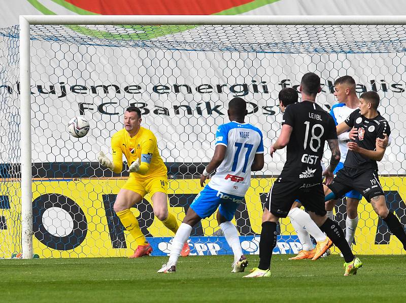 Fotbalisté Baníku Ostrava (v bílém) proti Hradci Králové.