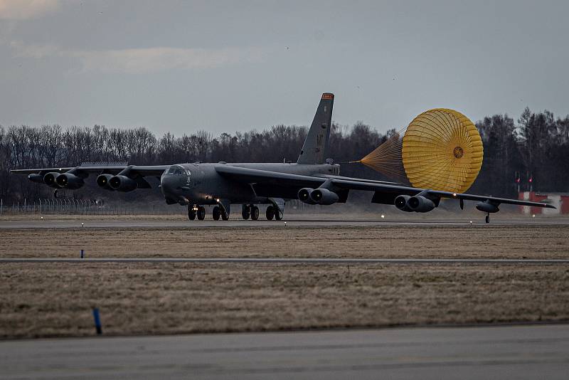 Americký bombardér B-52 přistál na letišti Leoše Janáčka v Mošnově.