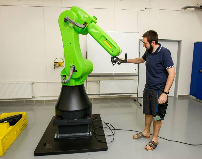 Kobot - na rozdíl od robota umí s člověkem spolupracovat.
