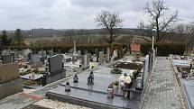 Hřbitov v Plesné prochází třetím rokem rekonstrukcí. Nyní se dělají přístupové chodníky k hrobům.