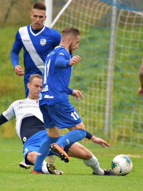 I sedmé utkání na domácím trávníku fotbalisté Blanska (bílé dresy) vyhráli. Ve 12. kole Moravskoslezské ligy porazili MFK Frýdek-Místek 1:0. Foto: Josef Kratochvíl