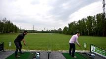 GOLF PARK LHOTKA nabízí cvičnou louku s odpališti zvanou driving range, chipping green pro rány z terénu, cvičné jamkoviště (putting green), zmenšený adventure golf s překážkami a kavárnu. 