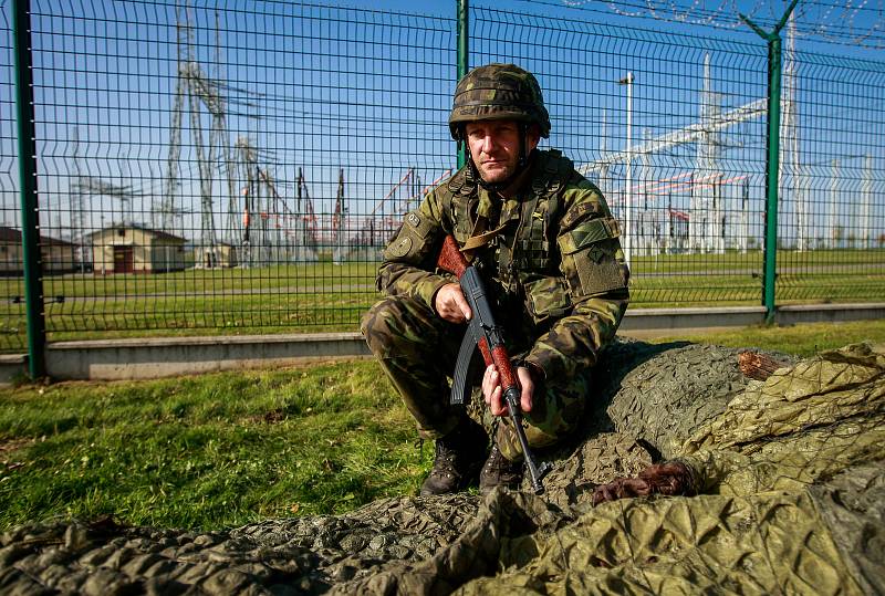 Krajské vojenské velitelství Ostrava v úterý pořádalo mediální den s ukázkami likvidací nepřítele při přepadeních, léčkách, ale i dalších akcích „militantních skupin“ vyslaných k destabilizaci bezpečnostní situace v zemi.