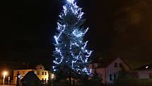 V Komorní Lhotce roste vánoční strom na náměstí před obchodem. Smrk pak lidé v obci tradičně zdobí do vánočního šatu. Snímky zaslal Marek Svoboda.