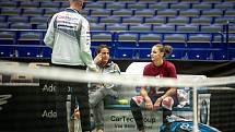 Karolína Plíšková a její trenérka Conchita Martínezová a Petr Pála na tréninku před utkáním 1. kola Světové skupiny Fed Cupu proti Rumunsku, 6. února 2019 v Ostravě.