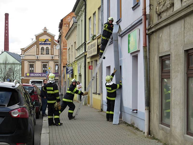 Třikrát během několika minut zasahovali novojičínsští hasiči v Novém Jičíně na ulici Dolní brána kvůli silnému větru.