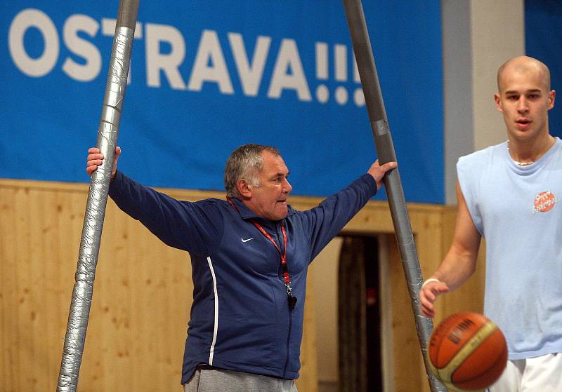 Bývalý úspěšný basketbalista a později legendární kouč Zdeněk Hummel strávil v basketbalovém kolotoči 35 let. Dvakrát dovedl národní tým na evropský šampionát, na klubové úrovni sbíral medaile. Na snímku během angažmá v NH Ostrava.