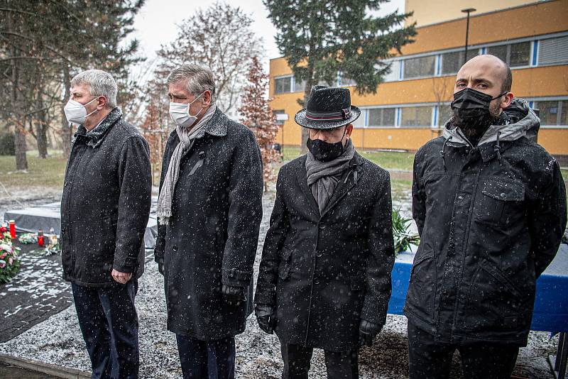 Před budovou Fakultní nemocnicí Ostrava byl odhalen památník obětem loňské tragické střelby, 10. prosince 2020. Umělecké dílo evokuje černou díru. (zleva) ředitel FN Ostrava Jiří Havrlant, hejtman MS Kraje Ivo Vondrák, primátor Ostravy Tomáš Macura, ostra