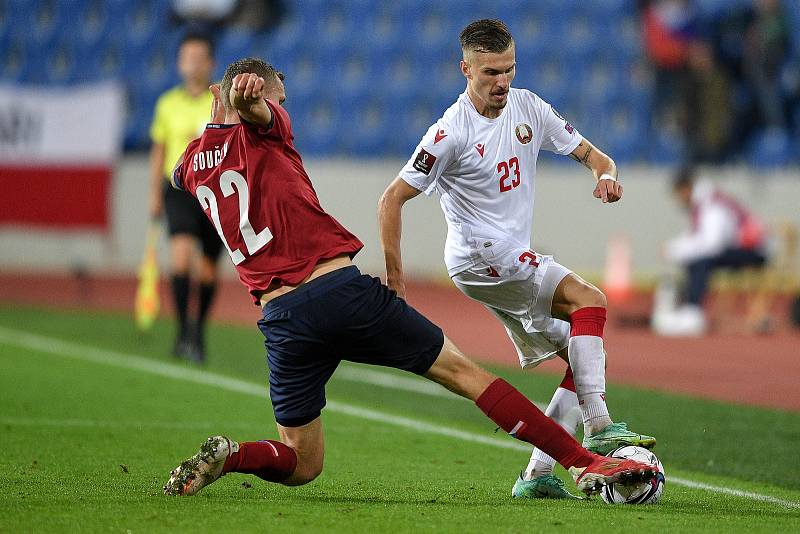 Utkání skupiny E kvalifikace mistrovství světa ve fotbale: Česko - Bělorusko, 2. září 2021 V Ostravě. (zleva) Tomáš Souček z ČR a Dmitri Antilevski z Běloruska.