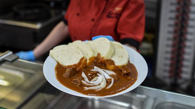 Zákazníci začínají chodit na svá oblíbená menu a za známým personálem.