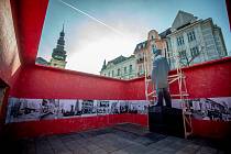 Na Masarykovo náměstí se dočasně vrátil i zasmušilý hlídač - milicionář, 14. listopadu 2019 v Ostravě.