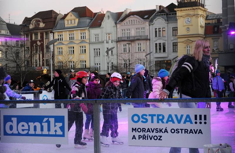 Typická vánoční atmosféra zavládla o víkendu na Masarykově náměstí v centru Ostravy, kde v neděli začaly vánoční trhy. Milovníkům bruslení je zde k dispozici i kluziště.