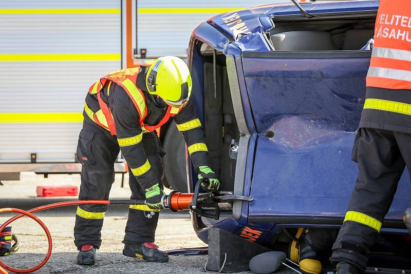 Dynamická ukázka HZS MSK na nedělních dnech NATO. Čtyřčlenné družstvo ve složení velitel, zdravotník a dva hasiči předvedli divákům zásah u dopravní nehody dvou osobních automobilů, v jednom z nich zůstala zaklíněná osoba.