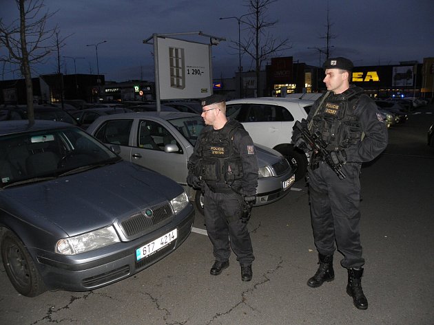 Policisté v reakci na pařížské teroristické útoky posílili hlídky v místech s větší koncentrací lidí. V Ostravě se mimo jiné zaměřili na nákupní centrum Avion Shopping Park v Ostravě-Zábřehu. 