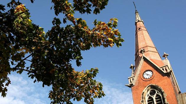 Kostel svatého Františka a Viktora v Ostravě-Hrušově byl postaven podle návrhu Heinricha von Ferstela, jednoho z nejvýznamnějších architektů své doby.