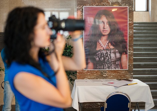 Beautiful People ve vestibulu ostravské radnice. Mladý slovenský fotograf Šymon Kliman zde totiž vystavuje sérii portrétů obyvatel slovenských romských osad.