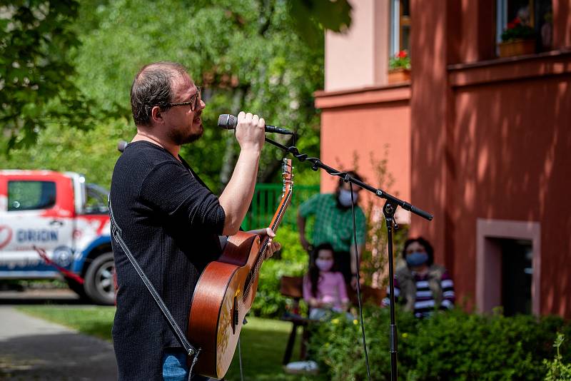 Projekt "Spolu to zvládneme". Koncert pod okny domovů pro seniory ve Frýdku Místku, 9. května 2020.