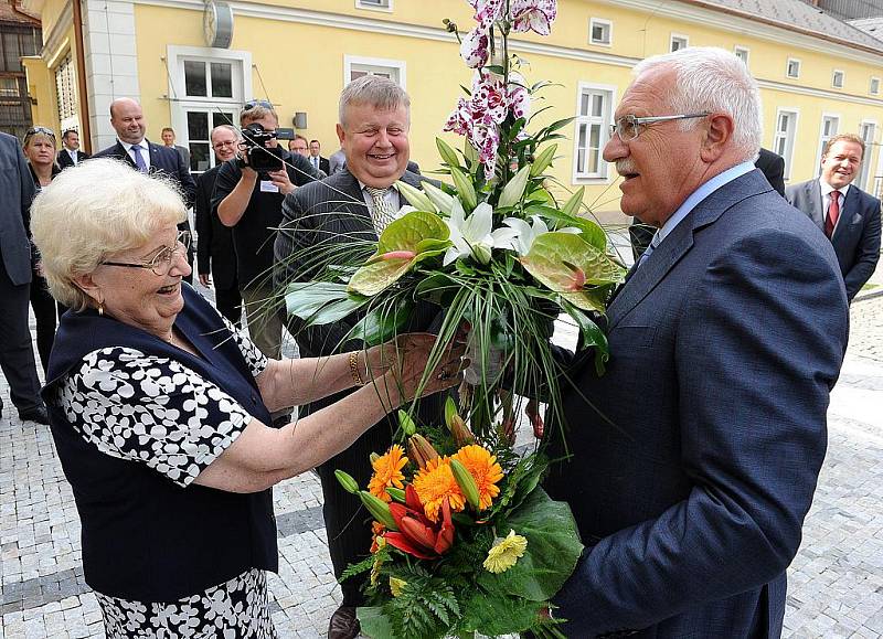  Václav Klaus si prohlédl staveniště v objektu Plynojemu, z nějž se stává multifunkční aula pro patnáct set lidí. "Tento projekt je odvážný, nákladný, luxusní, ale stojí za to. Tomu fandím!“ řekl prezident.