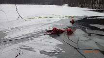Hasiči absolvují v zimě pravidelný výcvik na zamrzlých vodních plochách.
