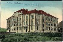 Česká obecná a měšťanská škola dívčí v Moravské Ostravě, kolem roku 1912.