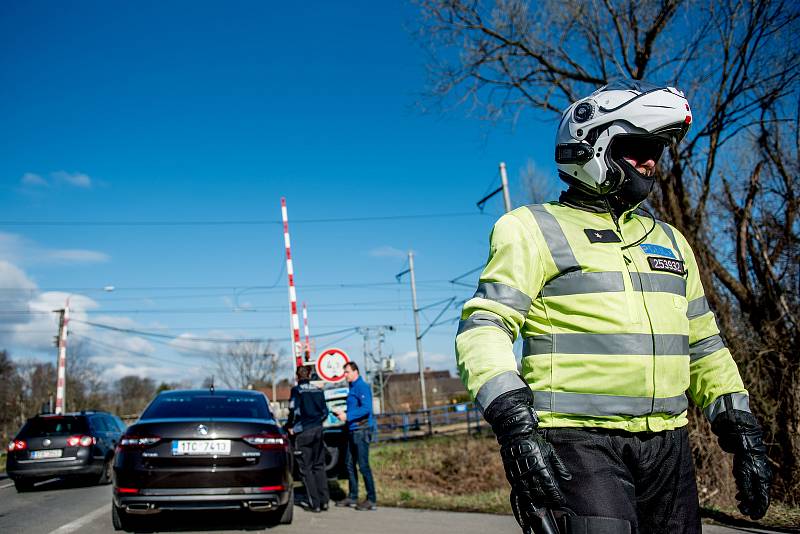 Kontrolní akce Policie ČR na dodržování pravidel při jízdě a přes železniční přejezdy, Polanka nad Odrou, 27. března 2019 v Ostravě.