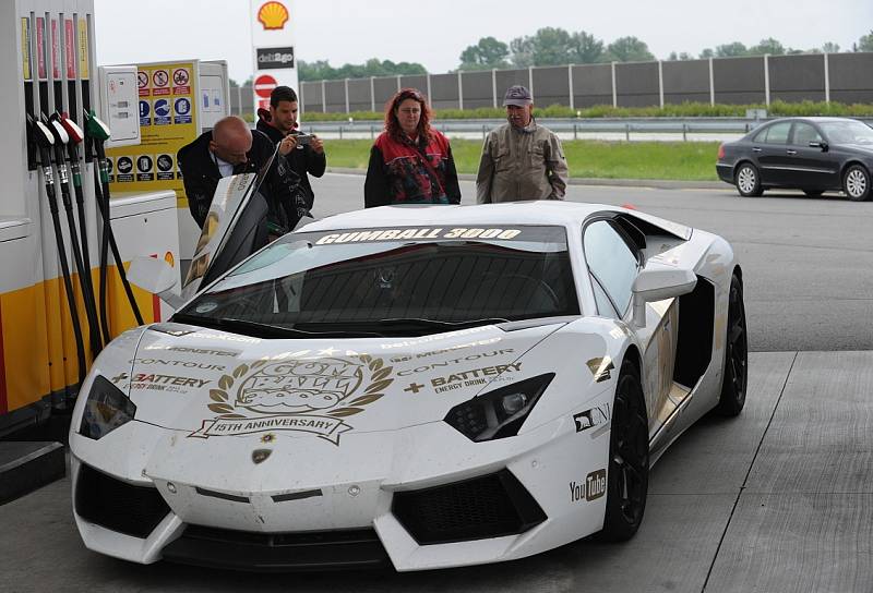 Zhruba stovka sportovních automobilů projela v rámci mezinárodního závodu Gumball 3000 i ostravským úsekem dálnice.