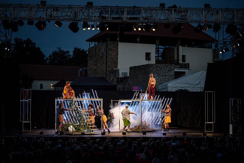 Premiéra hry Sen noci svatojánské od Williama Shakespeara na Letních shakespearovských slavnostech na Slezskoostravském hradě, 18. července 2022 v Ostravě.