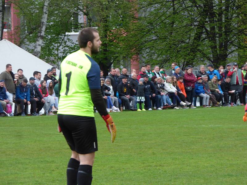 Fotbalisté Staré Bělé (v zeleném) zvítězili ve středečním finále Poháru MěFS Ostrava nad Ostravou-Jih 3:1.