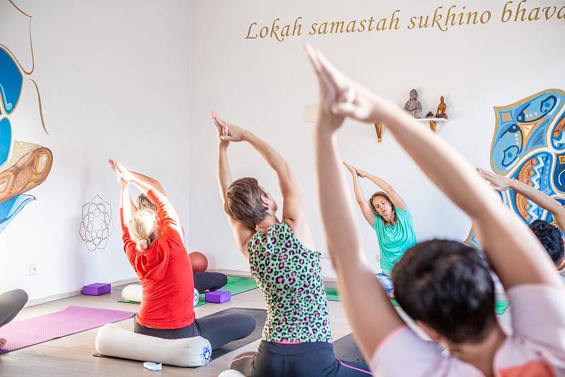 Shanti Yoga Studio, lekce jógy pod vedením lektorky Daniely Bártové, 14.10.2019 v Ostravě. Na snímku lektorka jógy Daniela Bártová.