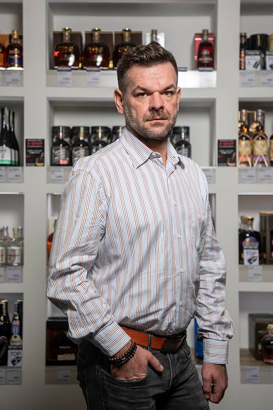 Martin Špok spolumajitel společnosti SPIRITS ORIGINAL. Nespresso a alkotéka s výběrem více než 300 druhů lahví alkoholu, 26. listopadu 2020 v Ostravě.